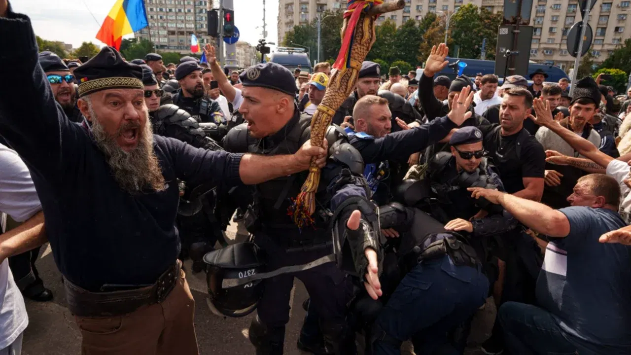 Jandarmi și participanți la protestul din Piața Victoriei din 15 septembrie 2026