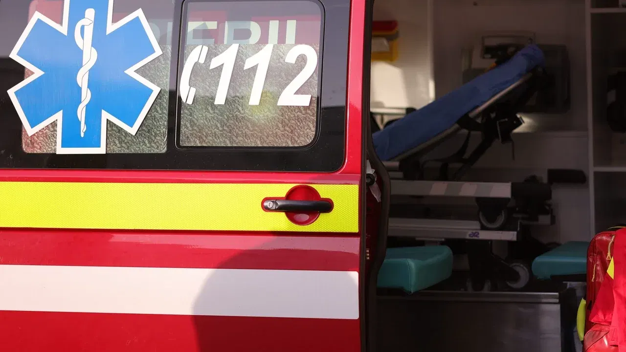 Ambulanță pregătită pentru intervenție, imagine ilustrativă