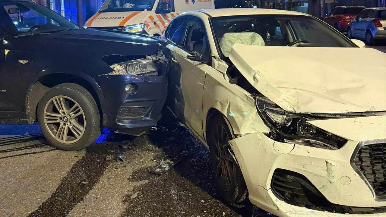 Două autoturisme avariate după coliziunea de la intersecția străzilor București și Iazului din Cluj-Napoca