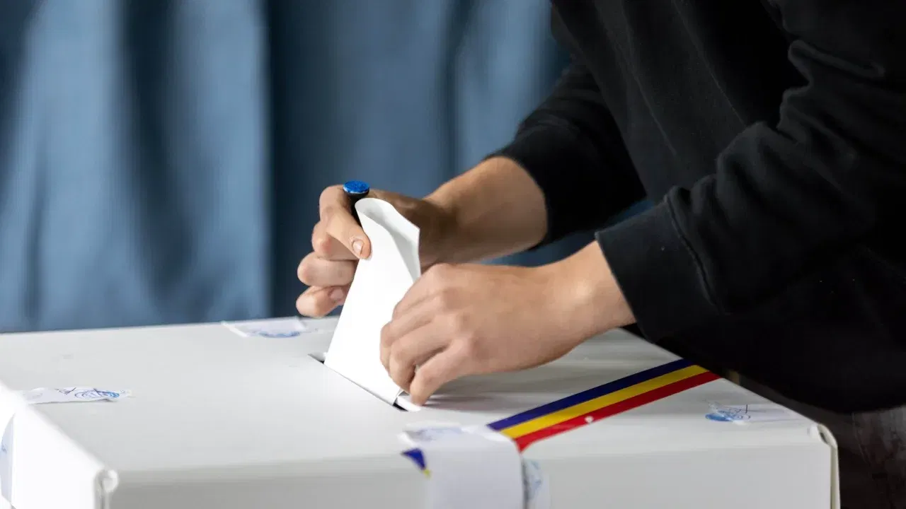 Alegător introduce un buletin de vot într-o urnă, imagine ilustrativă pentru proiectul-pilot anunțat de AEP