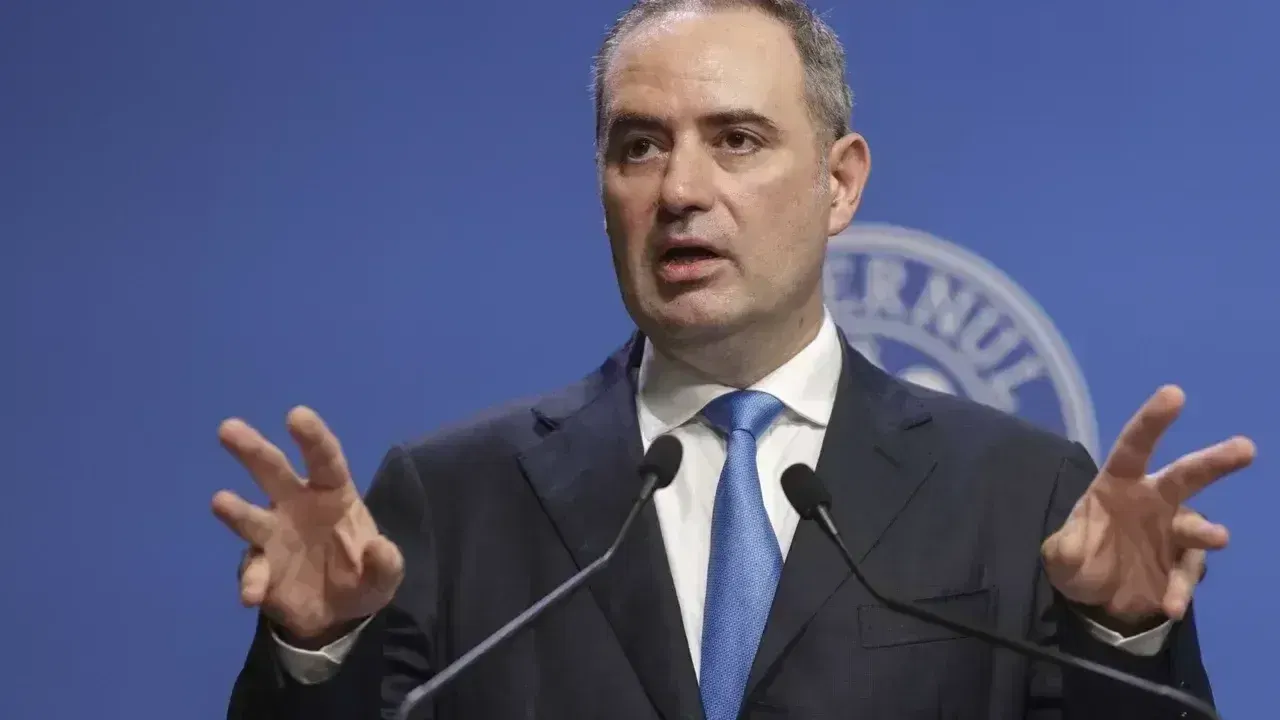 Alexandru Nazare vorbește la un pupitru, în fața siglei Ministerului Finanțelor