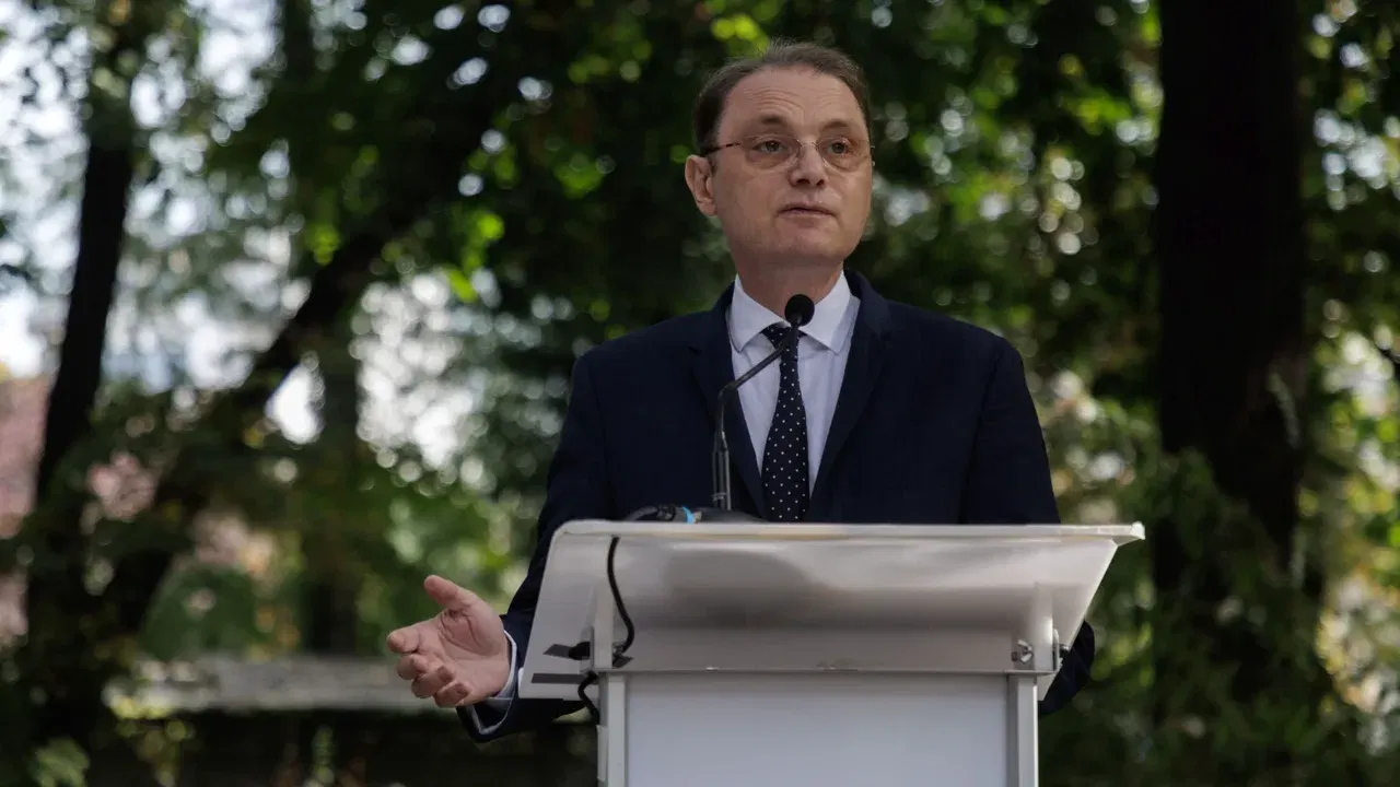 Alexandru Nazare vorbește la un pupitru într-o apariție publică