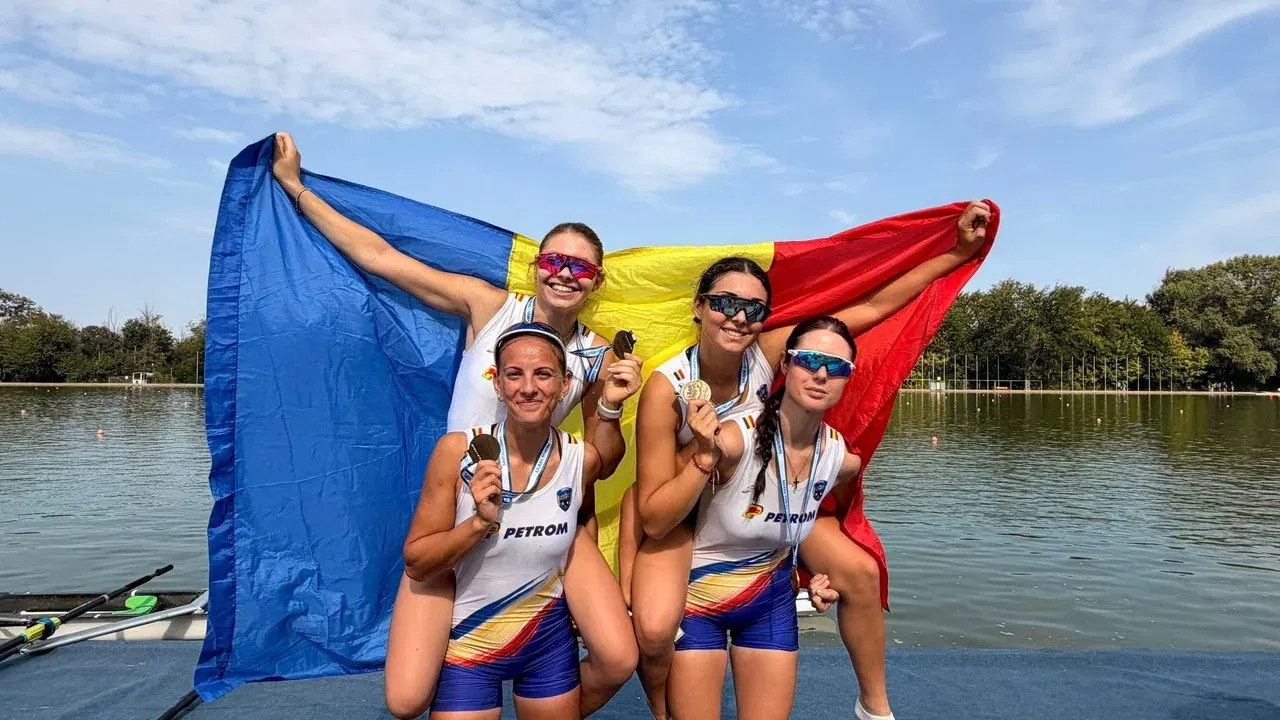 Patru canotoare ale României cu medaliile și drapelul tricolor la Plovdiv