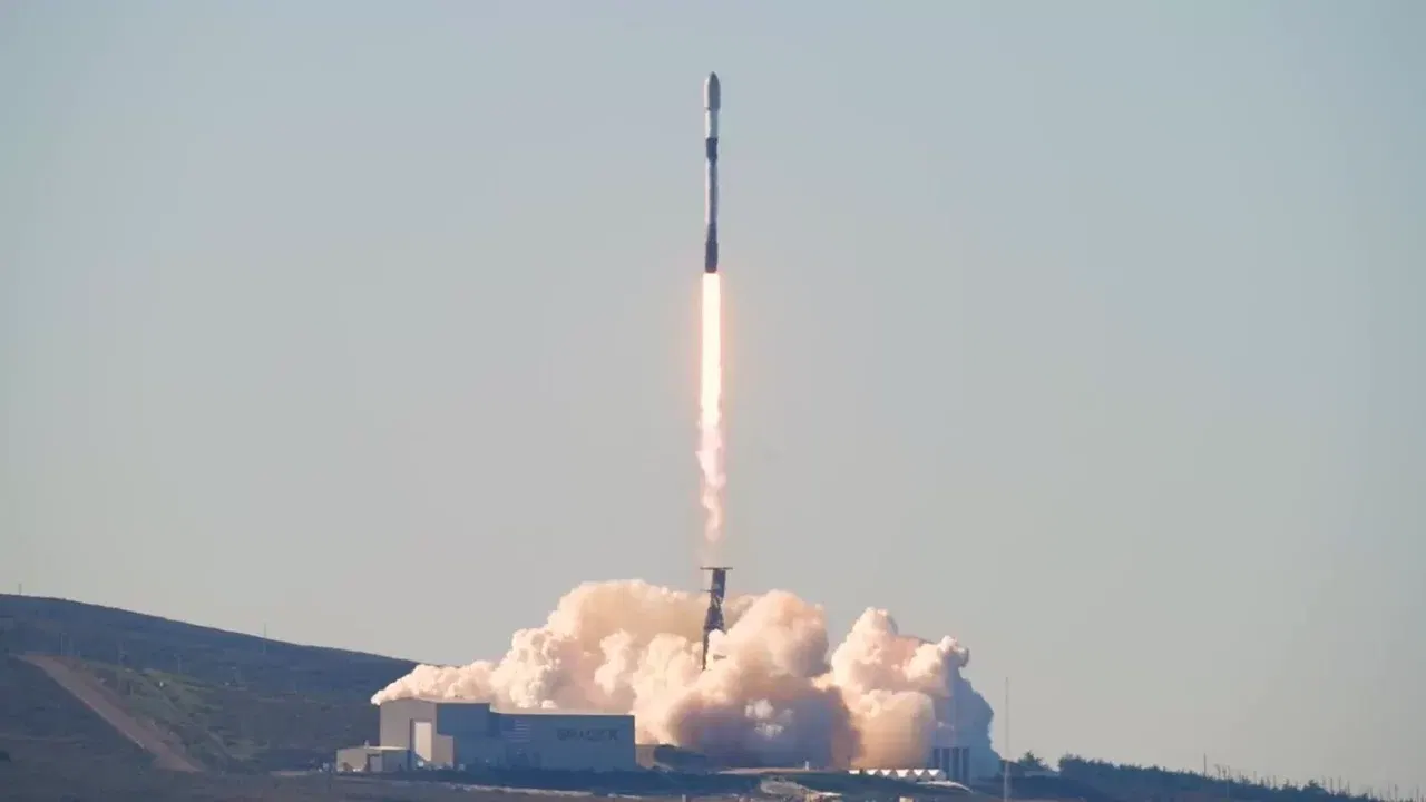 O rachetă Falcon 9 lansează sateliți Starlink de la baza Vandenberg, California.
