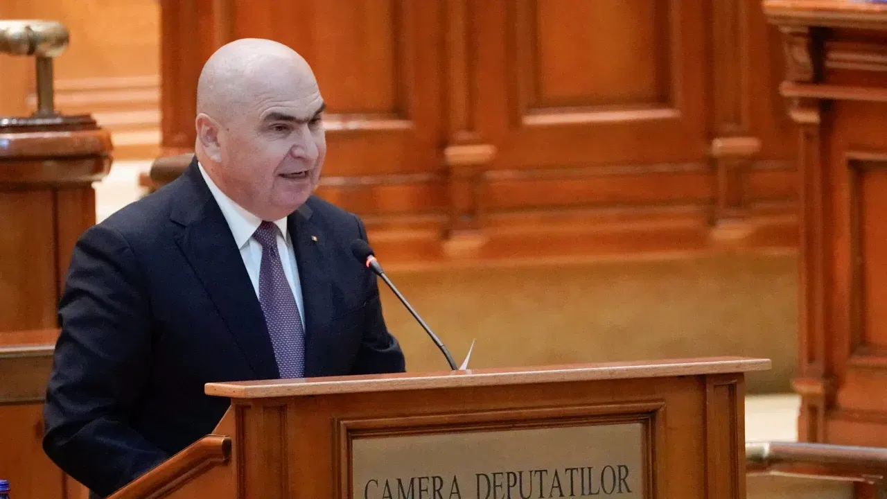 Ilie Bolojan vorbește în Parlament, în timpul unei ședințe de plen
