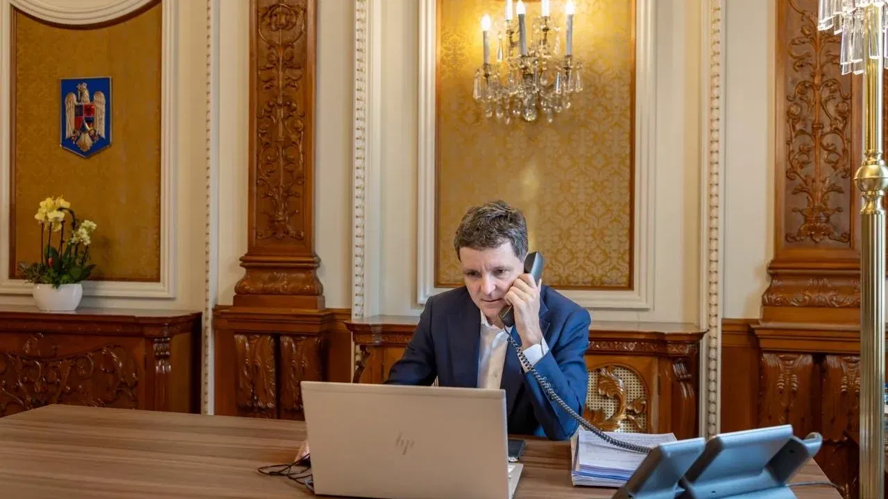 Nicușor Dan vorbește la telefon într-un birou al Administrației Prezidențiale