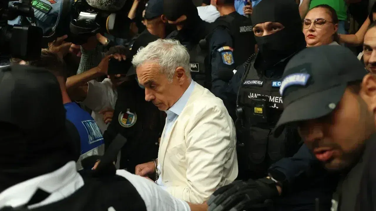 Călin Georgescu, escortat de jandarmi și polițiști la Tribunalul București