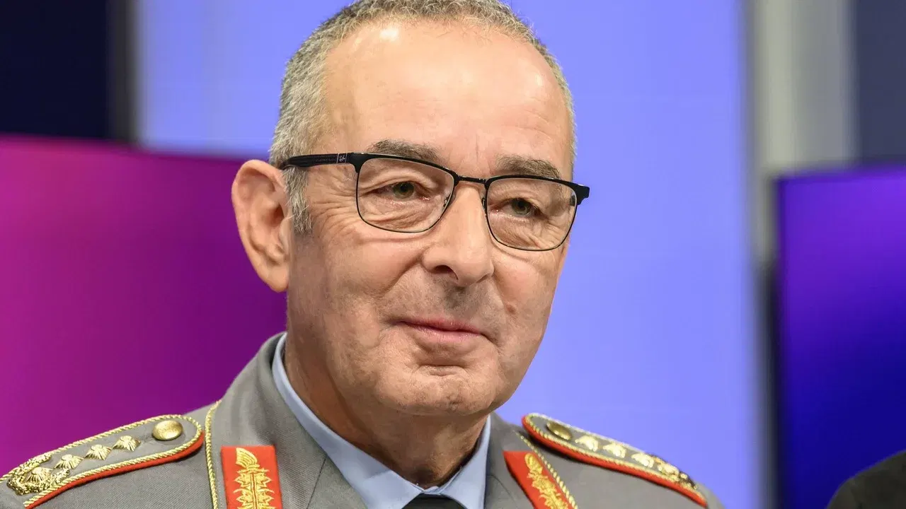 Generalul Carsten Breuer, în uniformă militară, într-un cadru oficial
