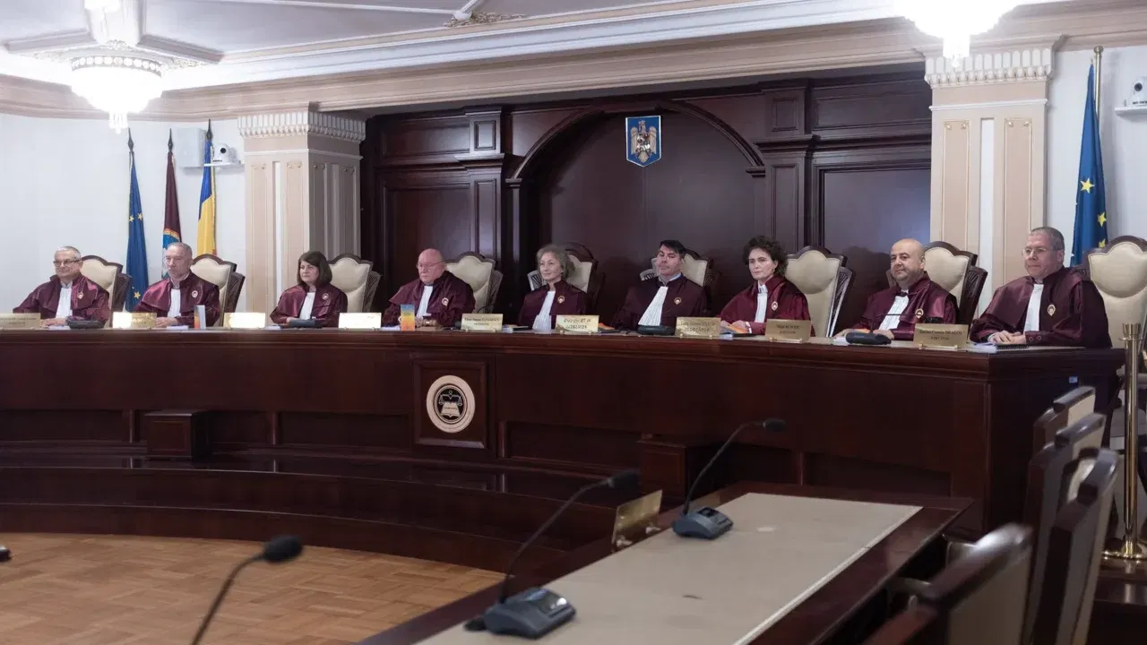 Judecătorii Curții Constituționale a României în sala de ședință