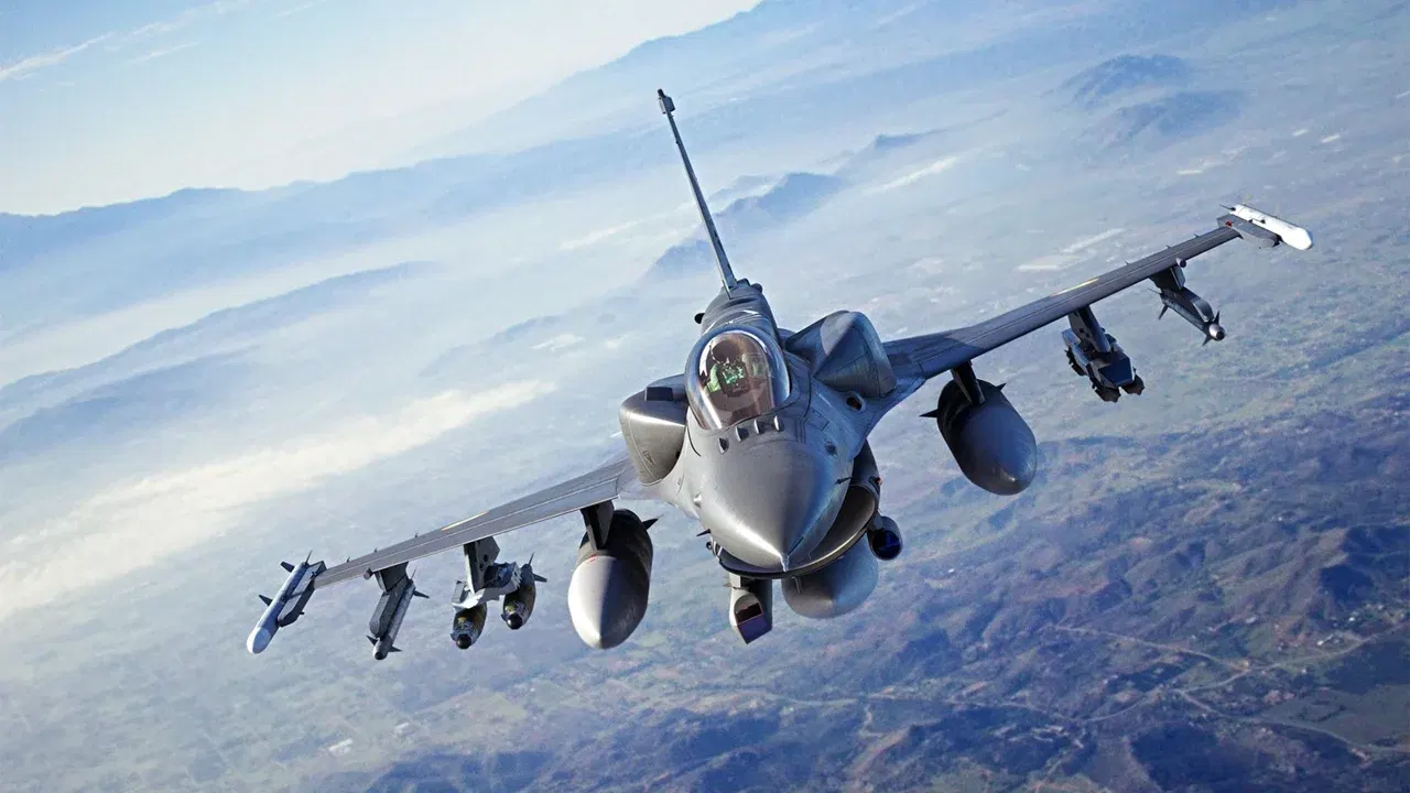 Avion F-16 în zbor, imagine ilustrativă