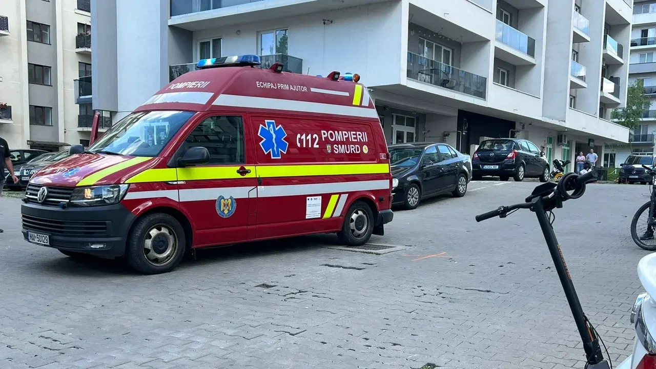 Ambulanță SMURD și trotinetă electrică, fotografie ilustrativă