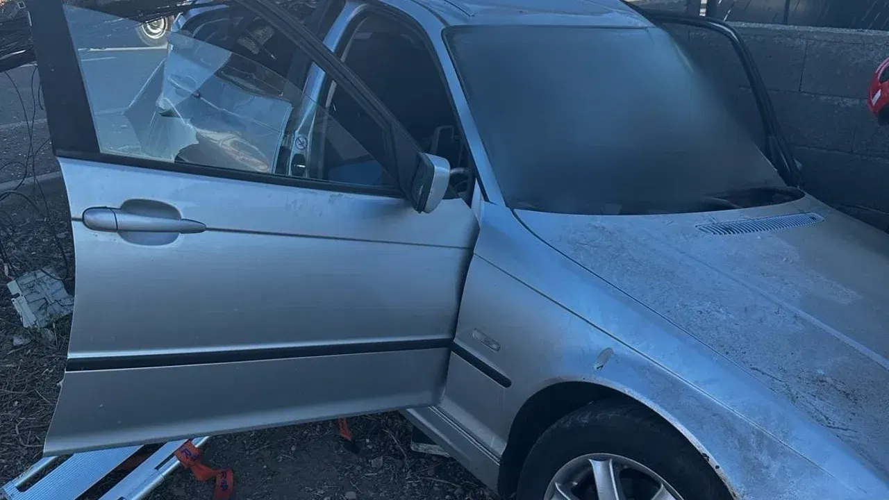 Autoturismul avariat în accidentul de pe strada Iancu Jianu din Câmpia Turzii