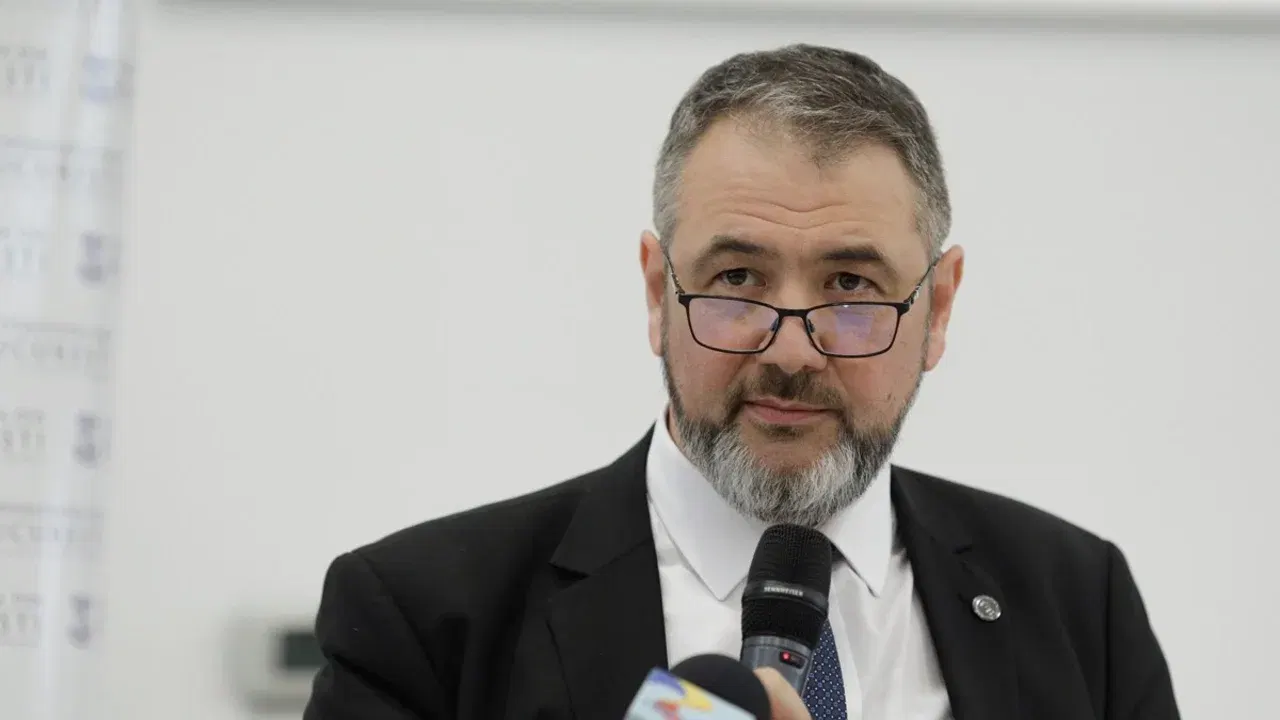Sorin Costreie, ministrul Educației, vorbind la microfon
