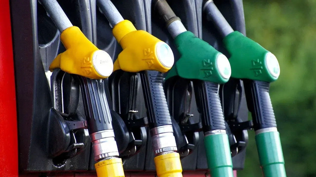 Pistoale de alimentare pentru benzină și motorină la o stație de carburanți.