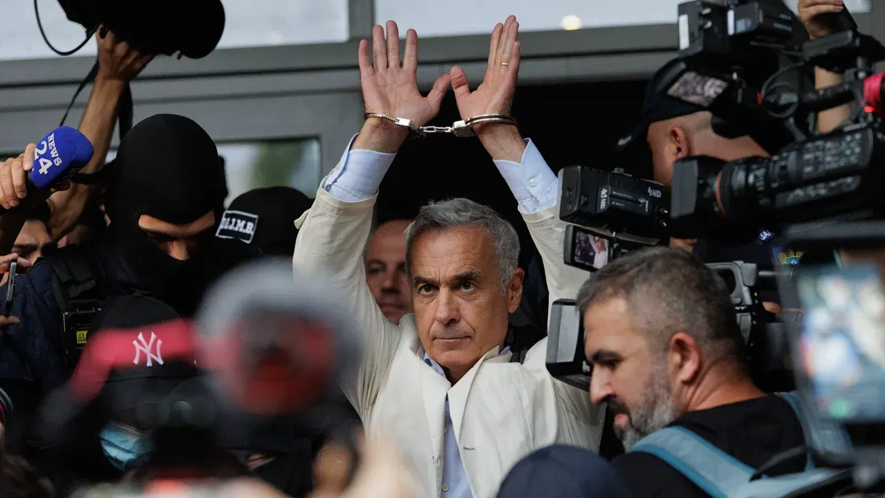 Călin Georgescu, escortat de polițiști în fața camerelor de televiziune