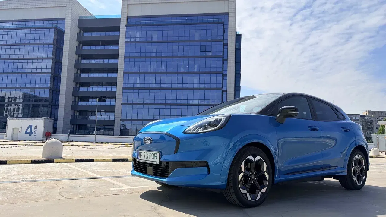 Un Ford Puma albastru, model produs la uzina Ford Otosan din Craiova