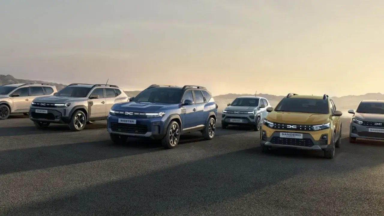 Mai multe automobile Dacia, fotografiate pe un drum