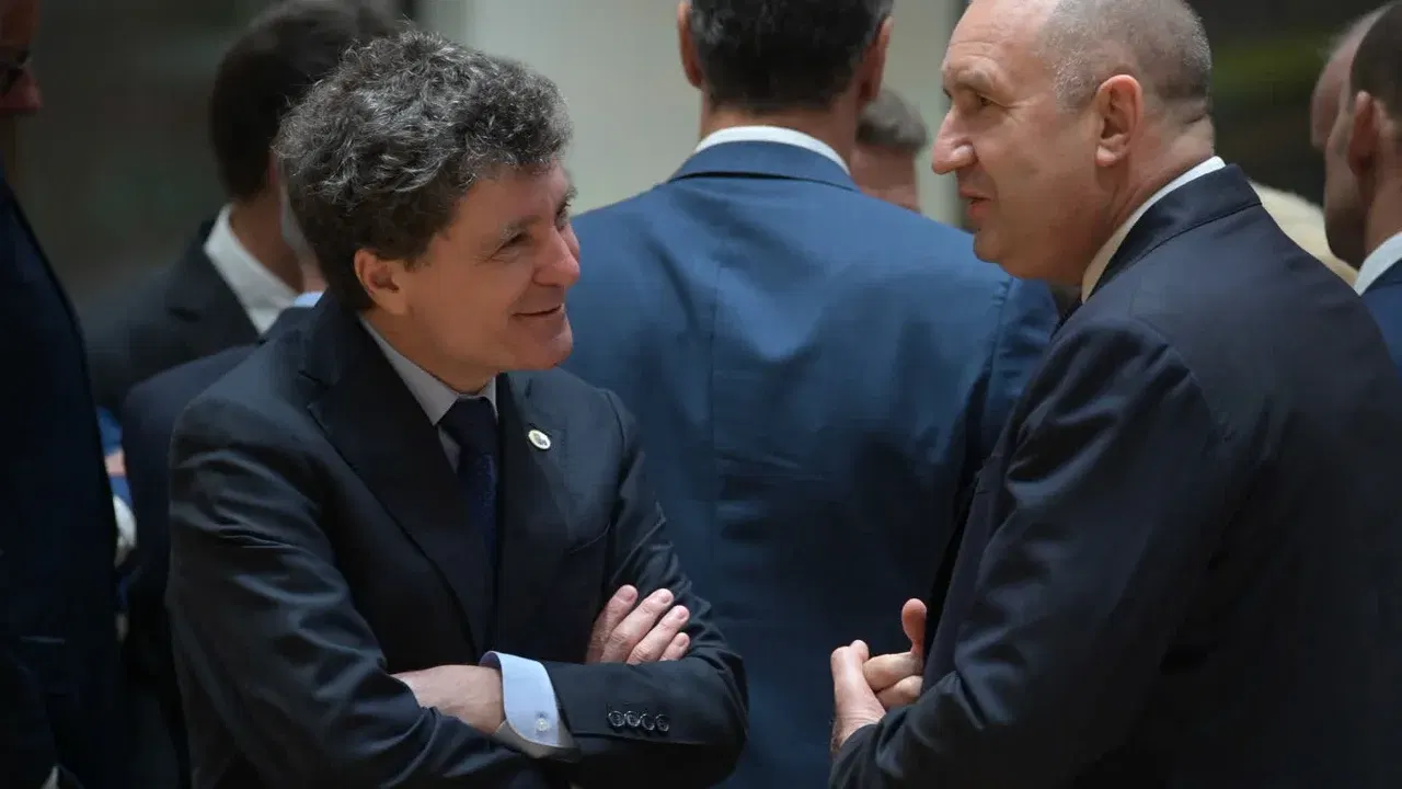 Rumen Radev discută cu un oficial la o reuniune internațională, înaintea întrevederii anunțate cu Nicușor Dan și Mark Rutte