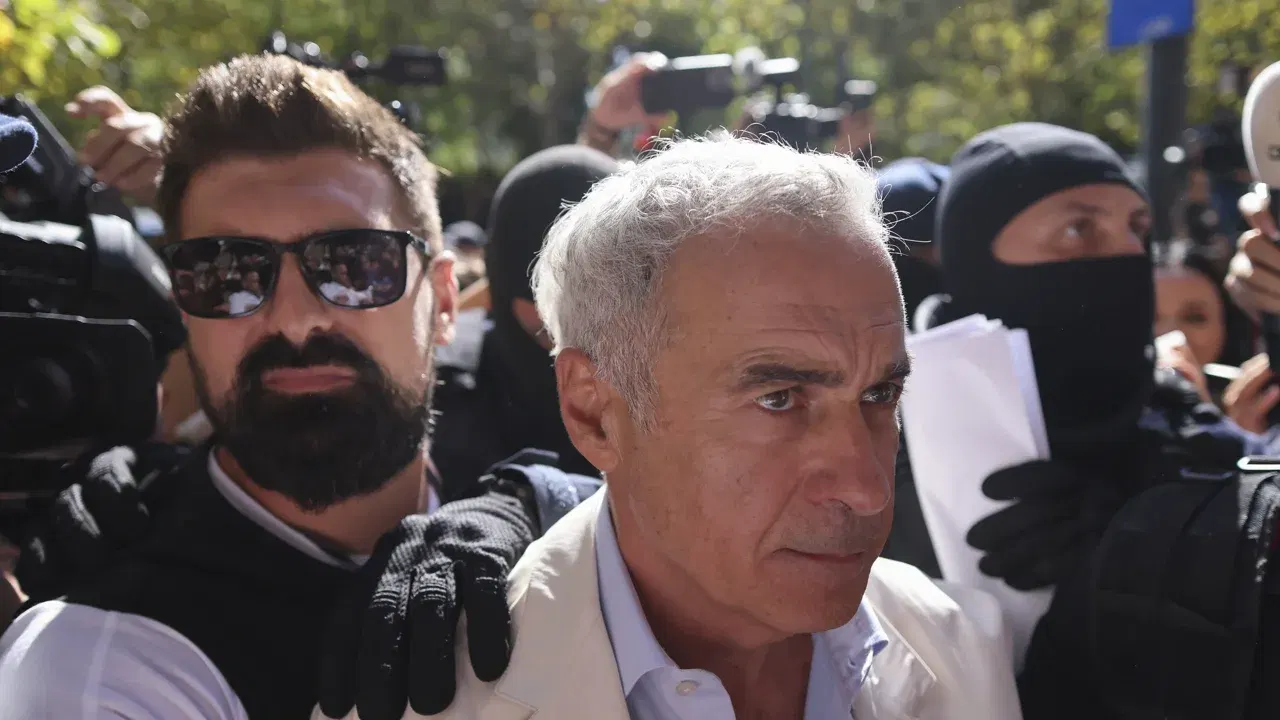 Călin Georgescu, însoțit de ofițeri de poliție, la sediul DIICOT din București
