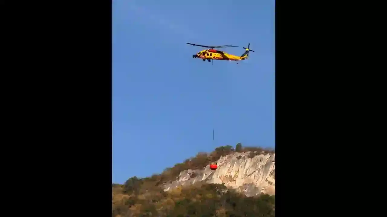 Elicopter Black Hawk cu Bambi Bucket, în intervenția la incendiul din Parcul Național Domogled–Valea Cernei