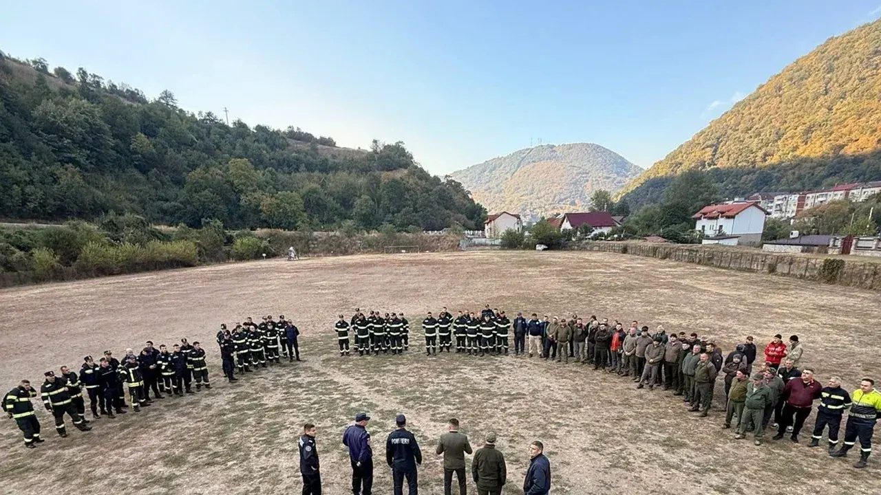 Echipe de intervenție reunite pe terenul de fotbal din Băile Herculane înainte de deplasarea spre incendiul din Domogled