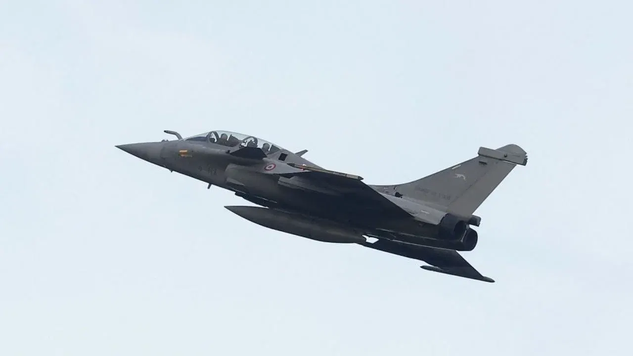 Un avion Rafale francez din misiunea NATO de poliție aeriană în statele baltice, la baza Siauliai din Lituania, în decembrie 2024