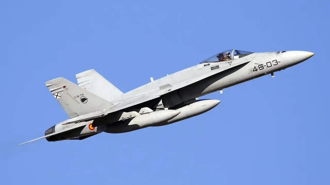 Avion F-18 al Forțelor Aeriene și Spațiale Spaniole în zbor