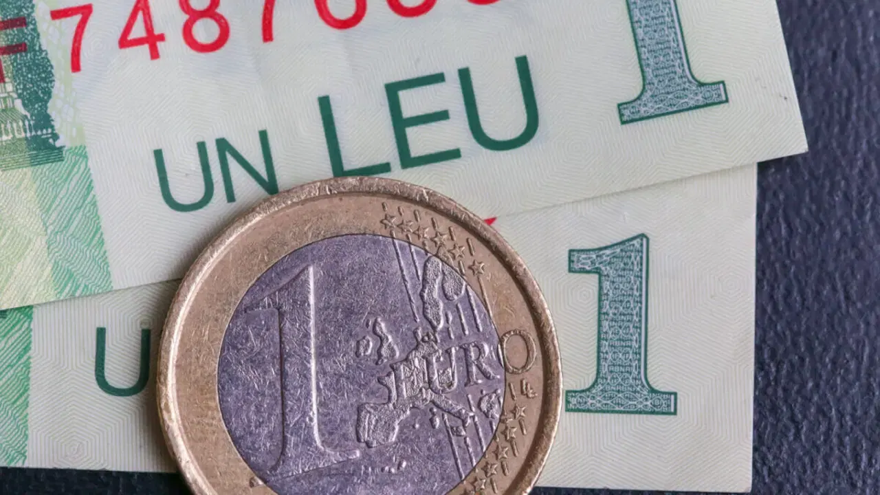 Monedă de un euro și bancnote de un euro fotografiate de aproape