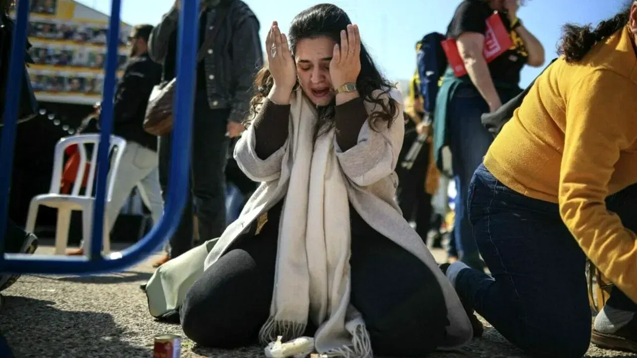 O participantă plânge la un memorial pentru victimele atacului Hamas din 7 octombrie, în Tel Aviv
