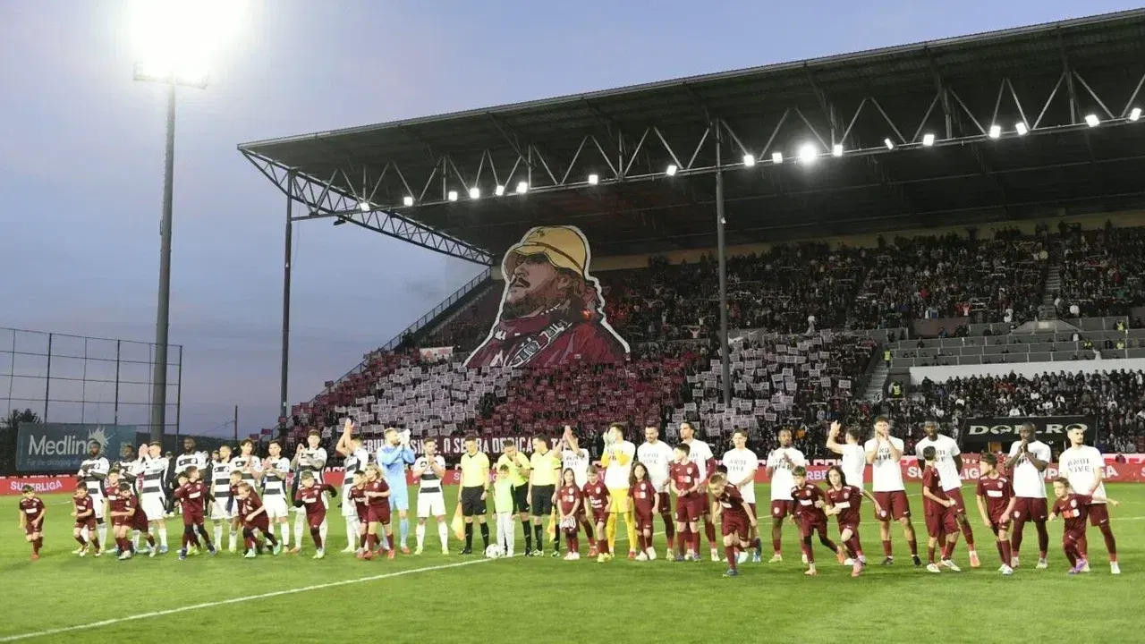 Jucătorii CFR Cluj și suporterii echipei pe stadionul din Gruia
