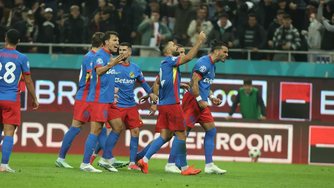 Jucători de la FCSB și Rapid în timpul derby-ului de pe Arena Națională, disputat pe 24 octombrie 2026