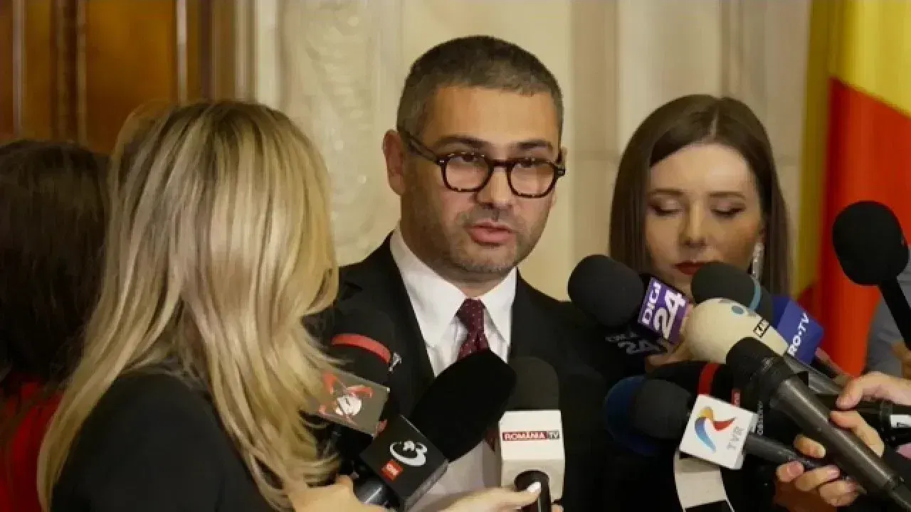 Florin Manole vorbește în timpul audierii din comisiile parlamentare pentru funcția de ministru al Muncii