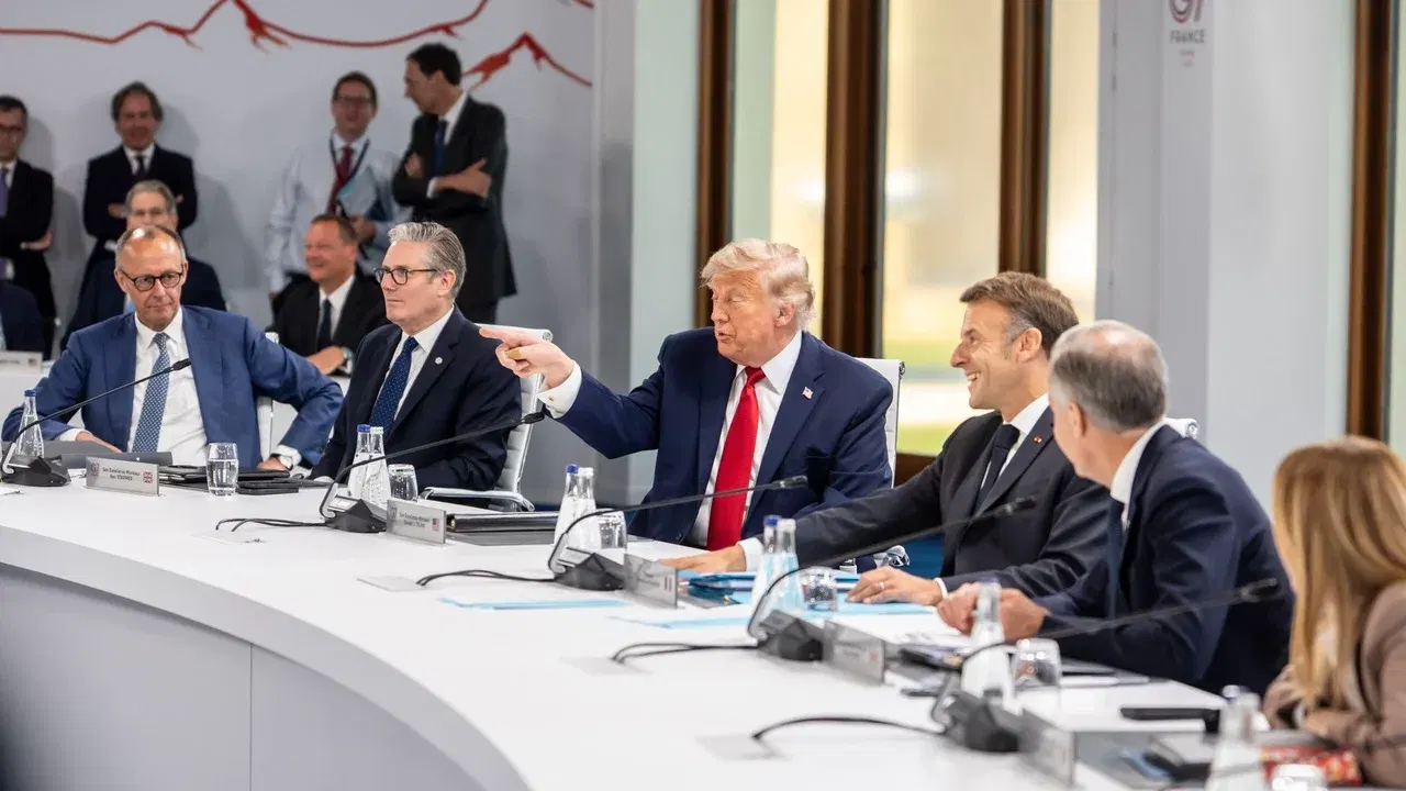 Donald Trump, Emmanuel Macron, Friedrich Merz și Keir Starmer la masa unei reuniuni G7