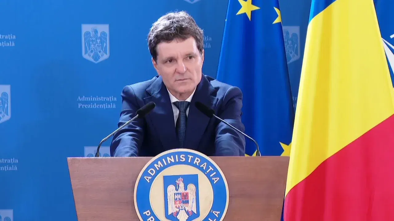 Nicușor Dan vorbește la un pupitru al Administrației Prezidențiale, între steagurile României și Uniunii Europene