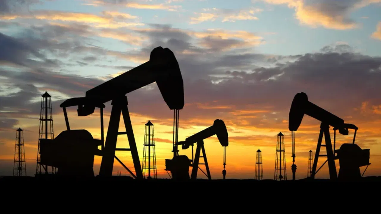 Instalații de extracție a petrolului, fotografiate la apus