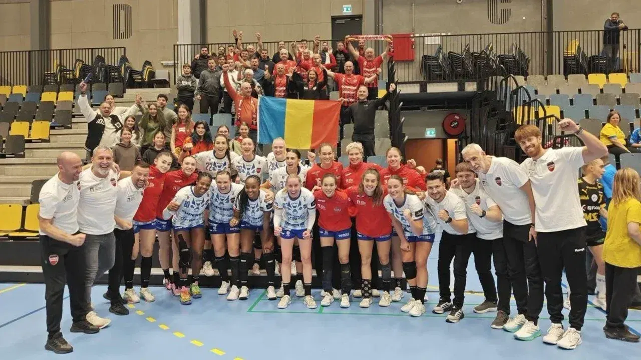 Jucătoarele Gloriei Bistrița și stafful echipei sărbătoresc victoria de la Nykøbing, după meciul din Liga Campionilor.