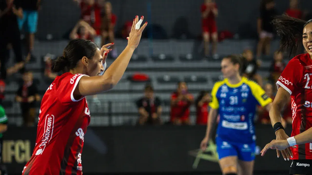 Jucătoarele Gloriei Bistrița sărbătoresc în meciul cu Storhamar din Liga Campionilor