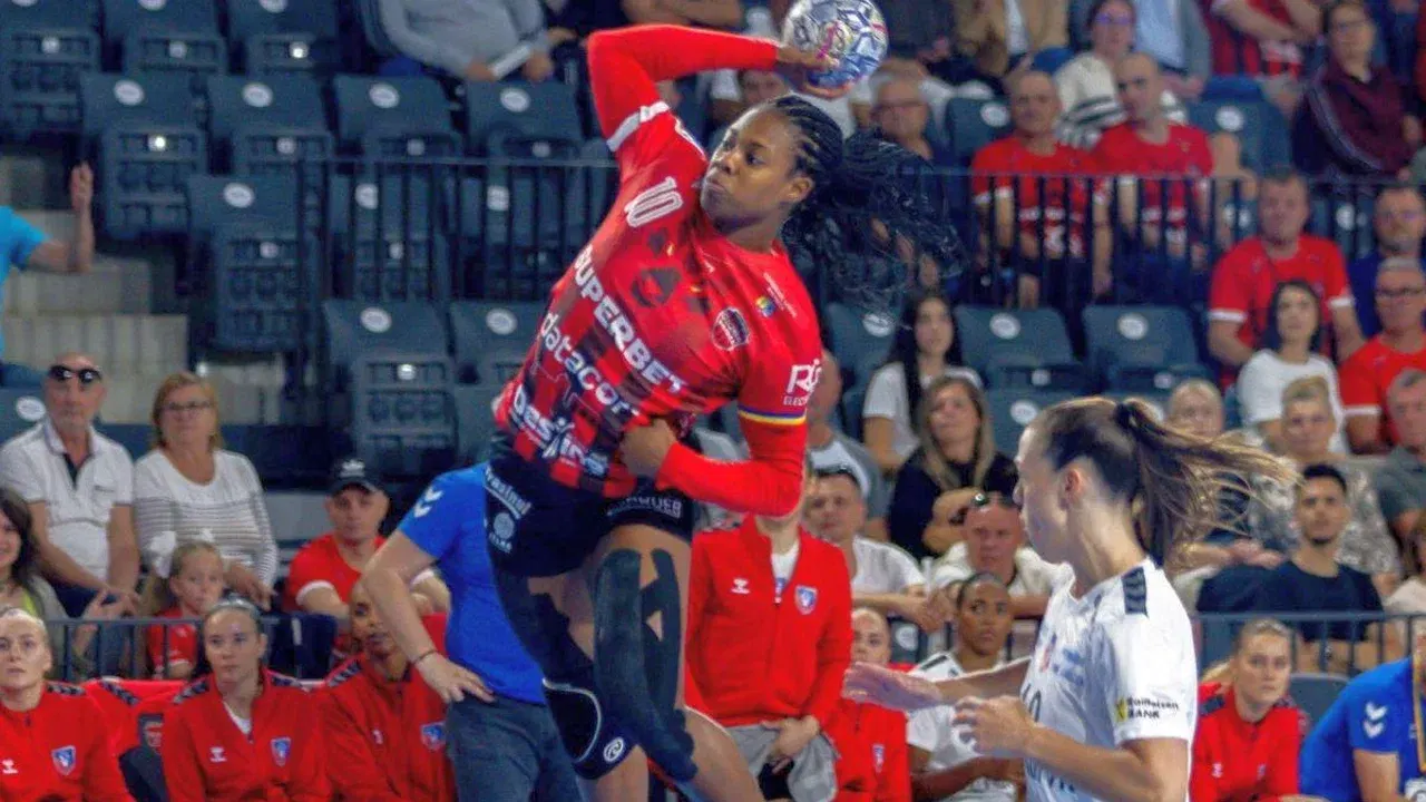 Jucătoare de la Gloria Bistrița aruncă la poartă într-un meci de handbal feminin
