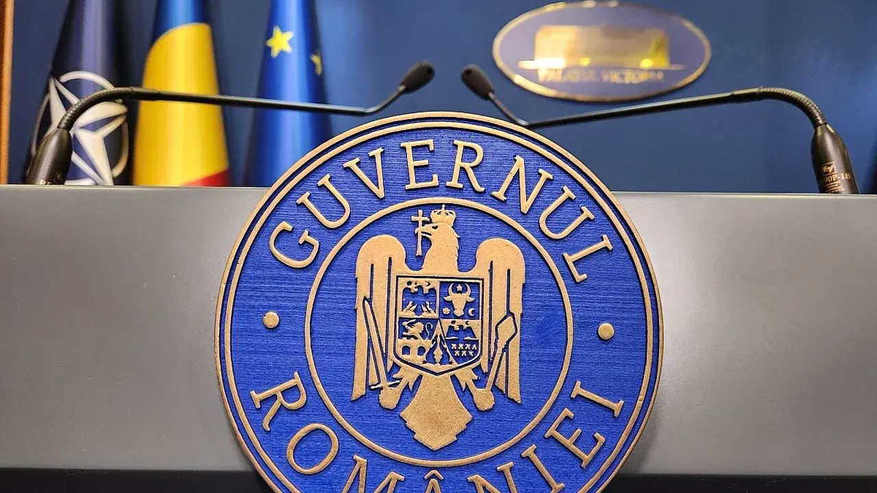 Pupitrul Guvernului României, cu steagul României și drapelul Uniunii Europene în fundal