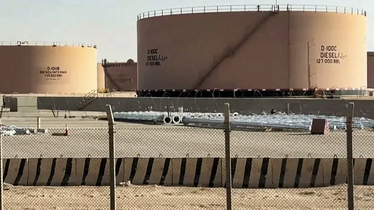 Rezervoare de combustibil la depozitul de lângă Aeroportul King Khalid din Riad