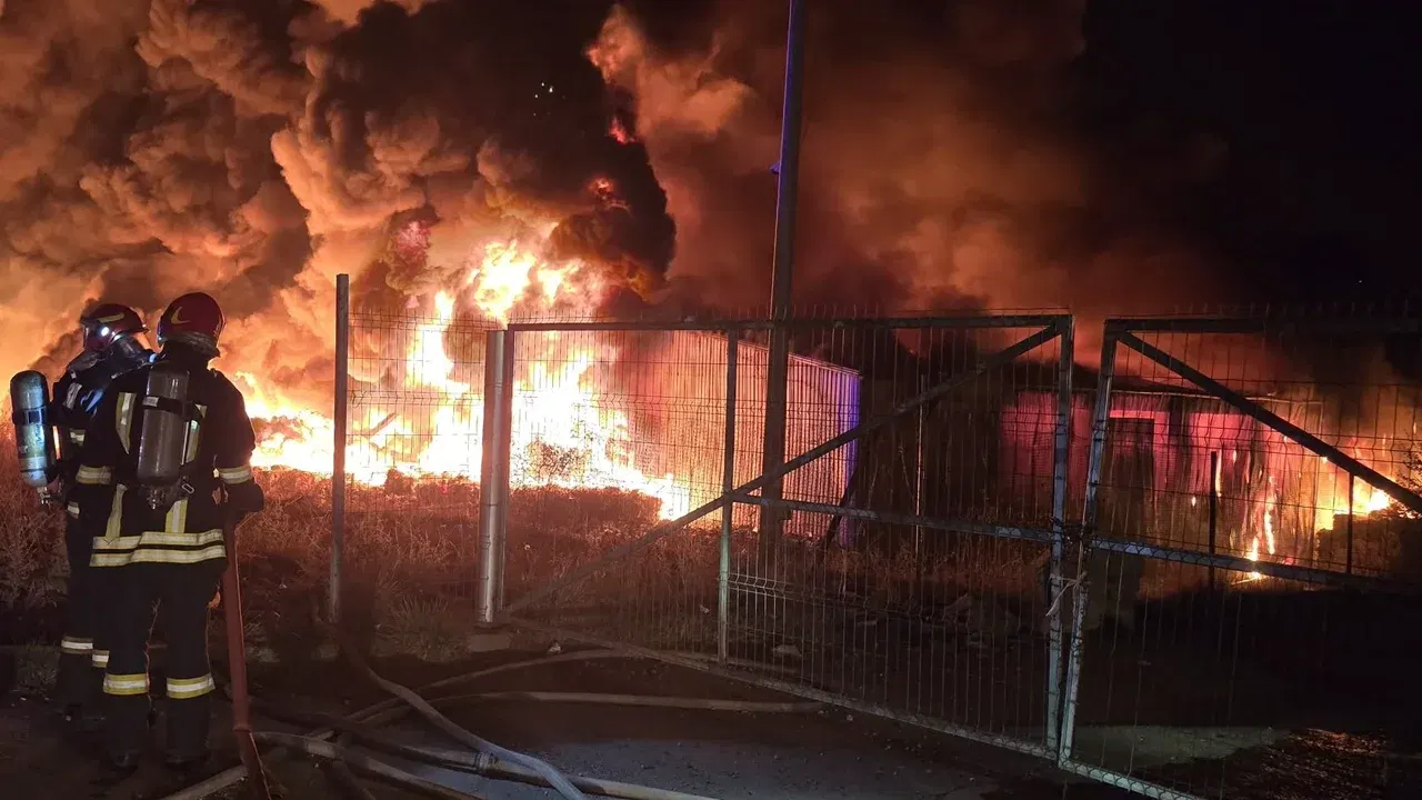 Pompieri intervin la incendiul izbucnit la un centru de sortare și reciclare a deșeurilor din Șura Mică