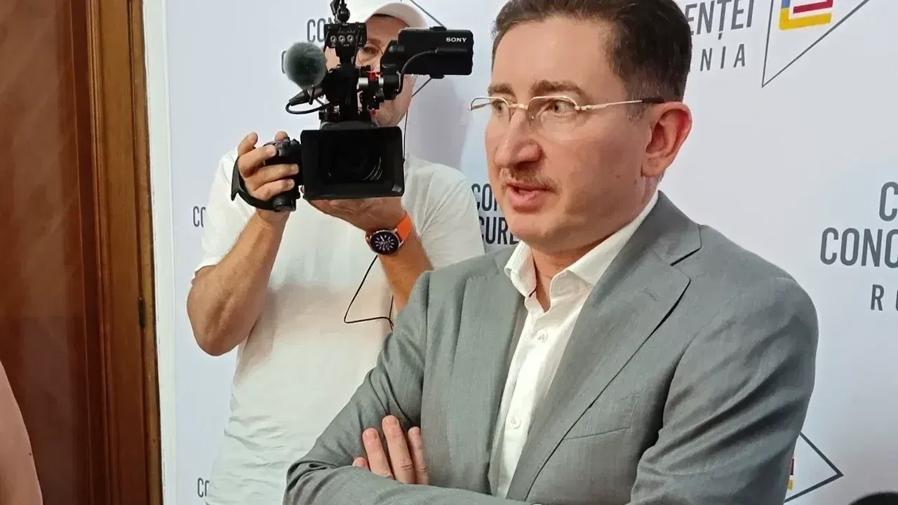 Bogdan Chirițoiu, președintele Consiliului Concurenței, la o conferință de presă.