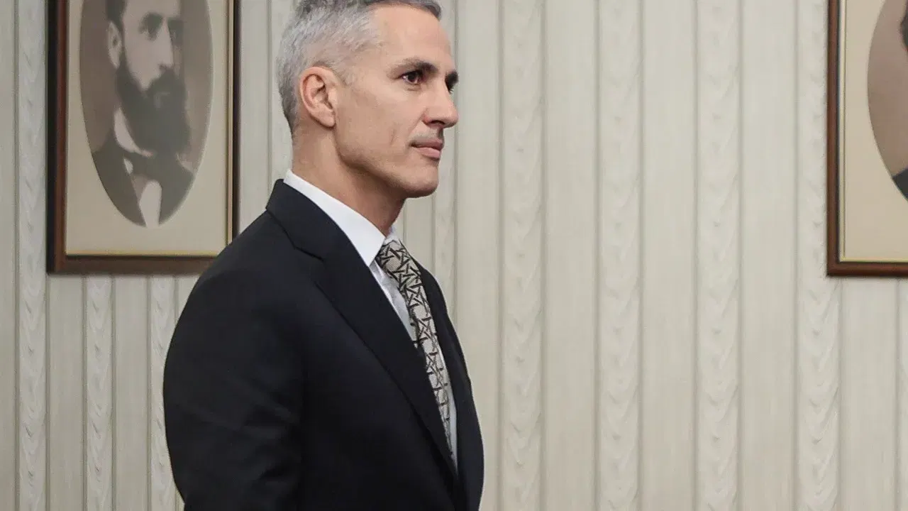 Andrei Gyurov vorbește într-o sală oficială din Sofia
