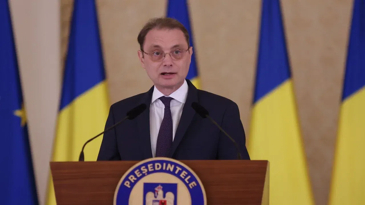 Luca Niculescu vorbește la un pupitru, în fața steagurilor României și Uniunii Europene.