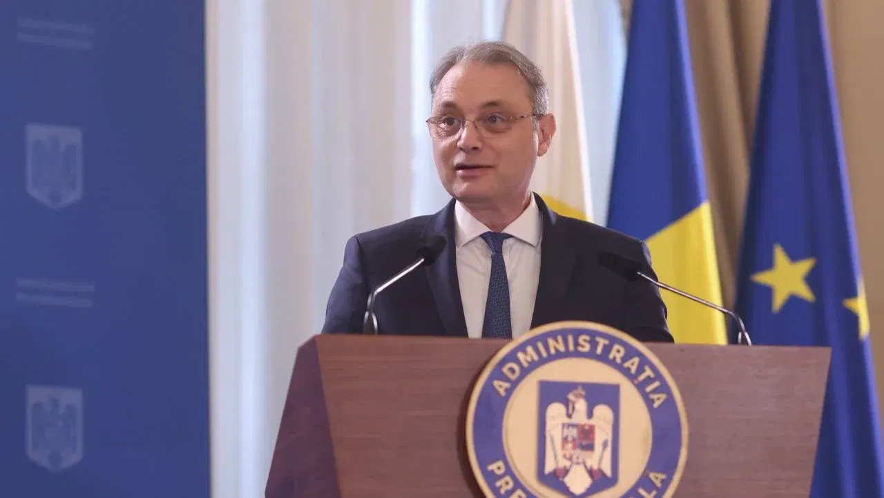 Luca Niculescu vorbește la pupitrul Administrației Prezidențiale, cu steagurile României și Uniunii Europene în fundal