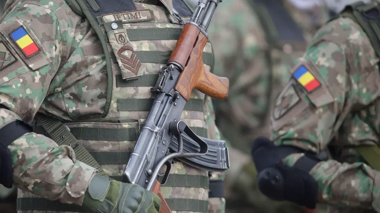 Militari români echipați, într-un cadru de instrucție