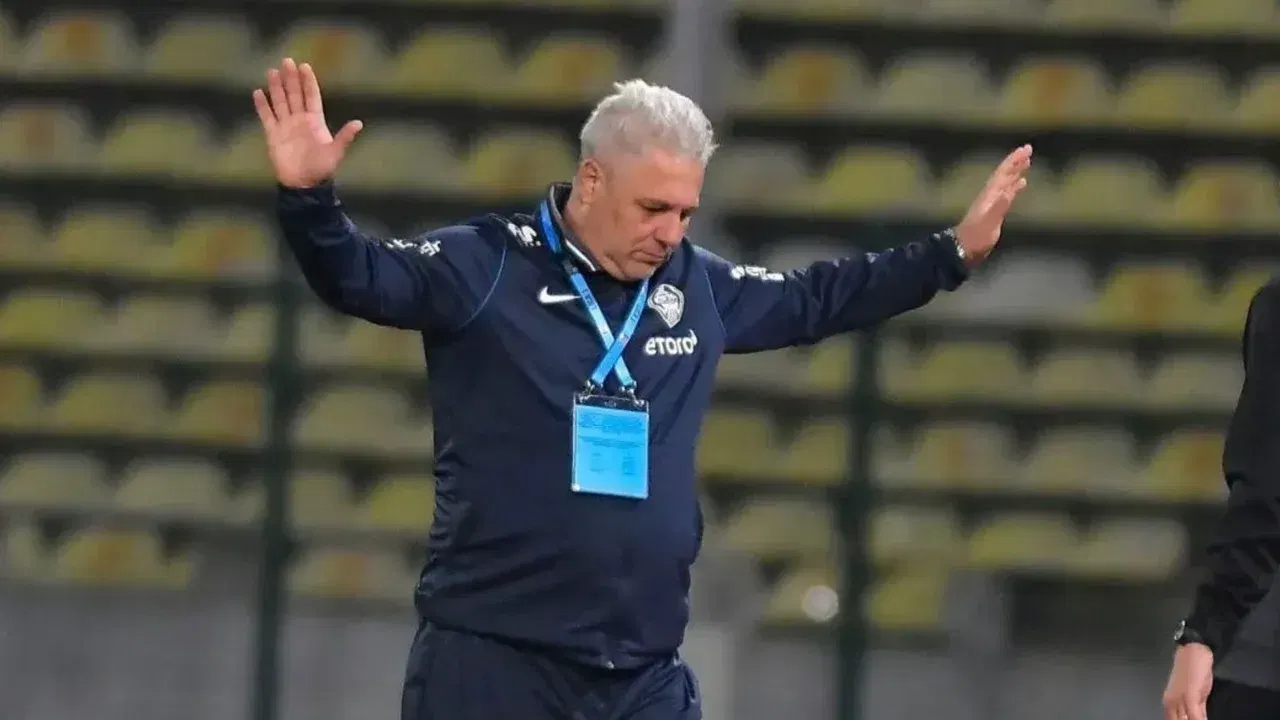 Marius Șumudică pe marginea terenului, în timpul unui meci