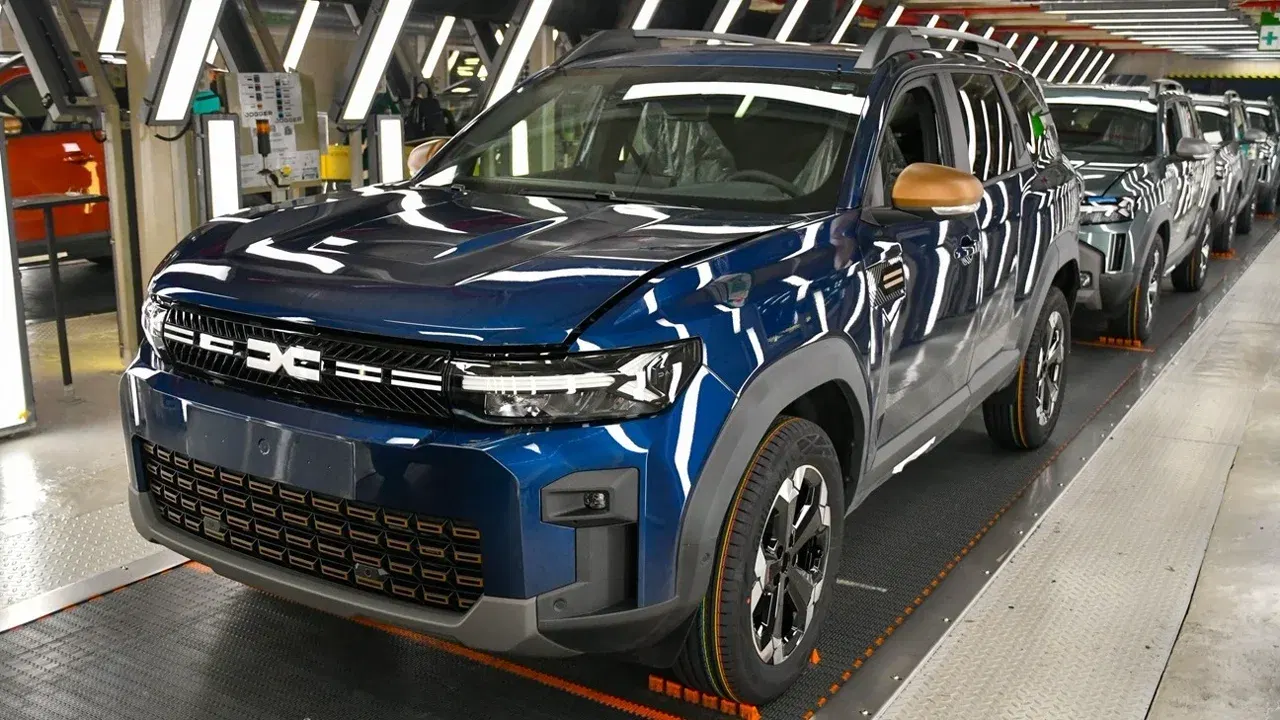 Vehicule Dacia pe linia de asamblare de la uzina Mioveni