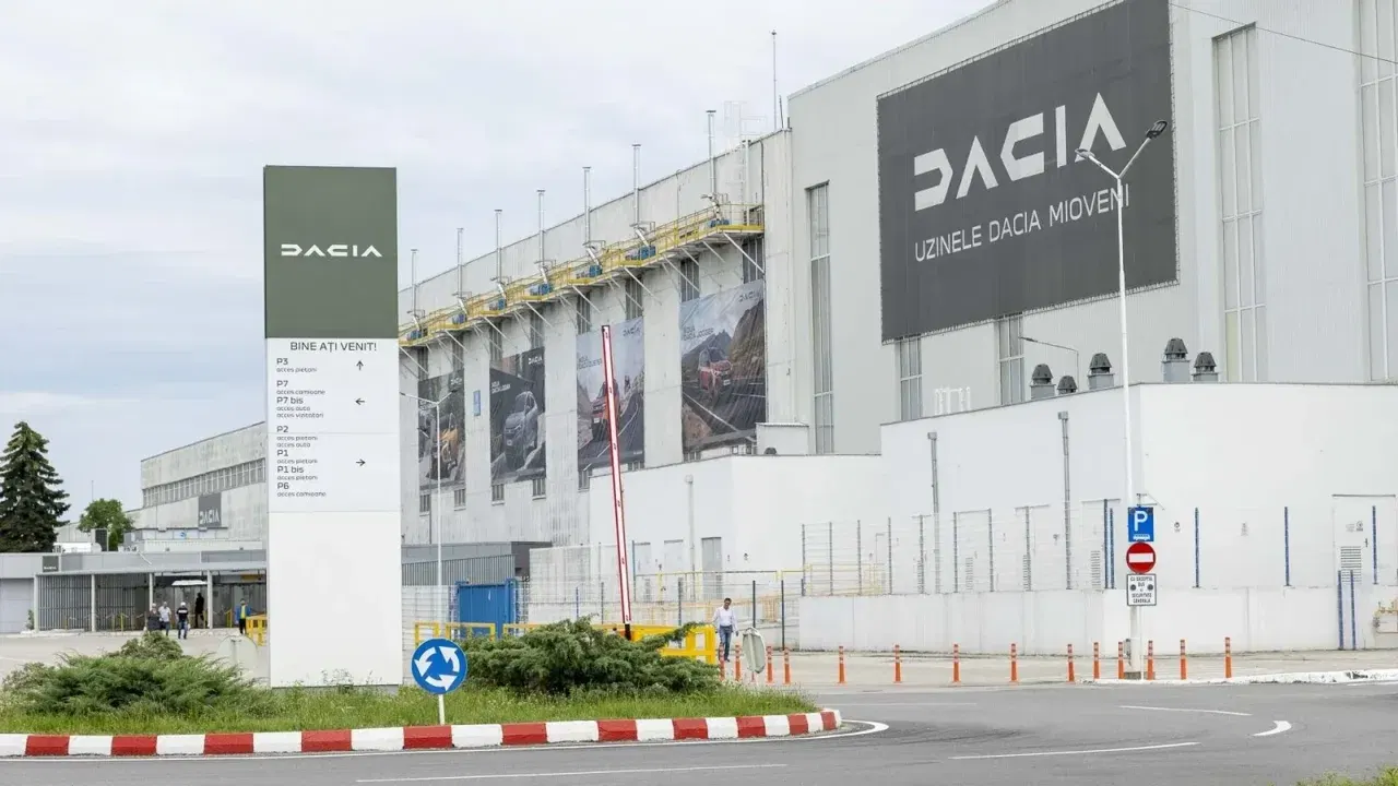 Uzinele Dacia Mioveni, fotografiate din exterior.