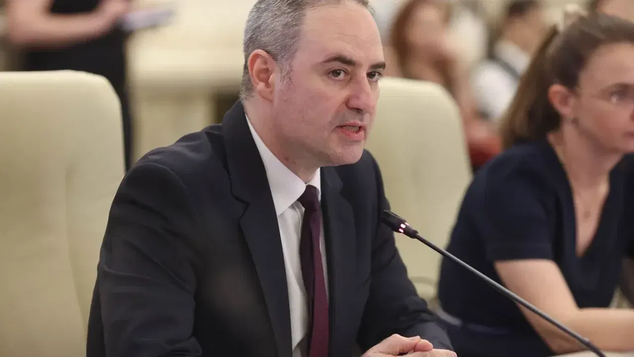 Alexandru Nazare vorbește la microfon în timpul unei ședințe